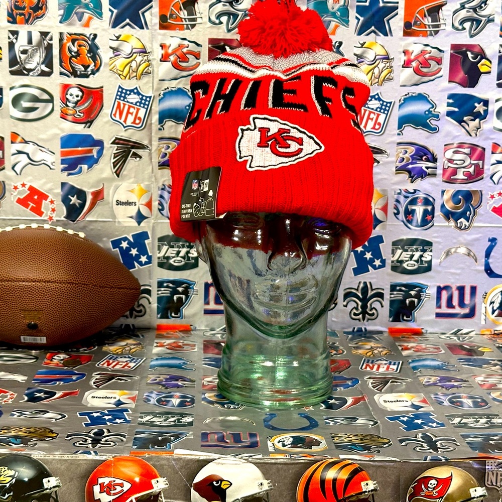 New Era Kansas City Chiefs NFL Football🏈team beanie with removable Pom Pom NWT